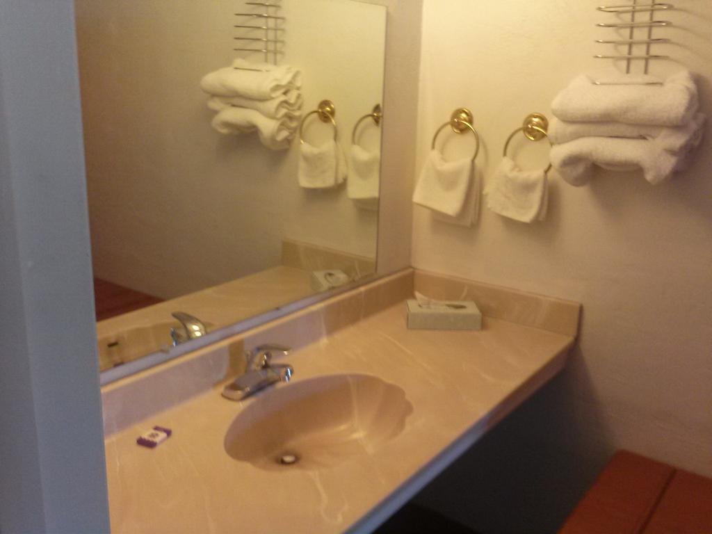 Americas Best Value Inn Wendover Bilik gambar